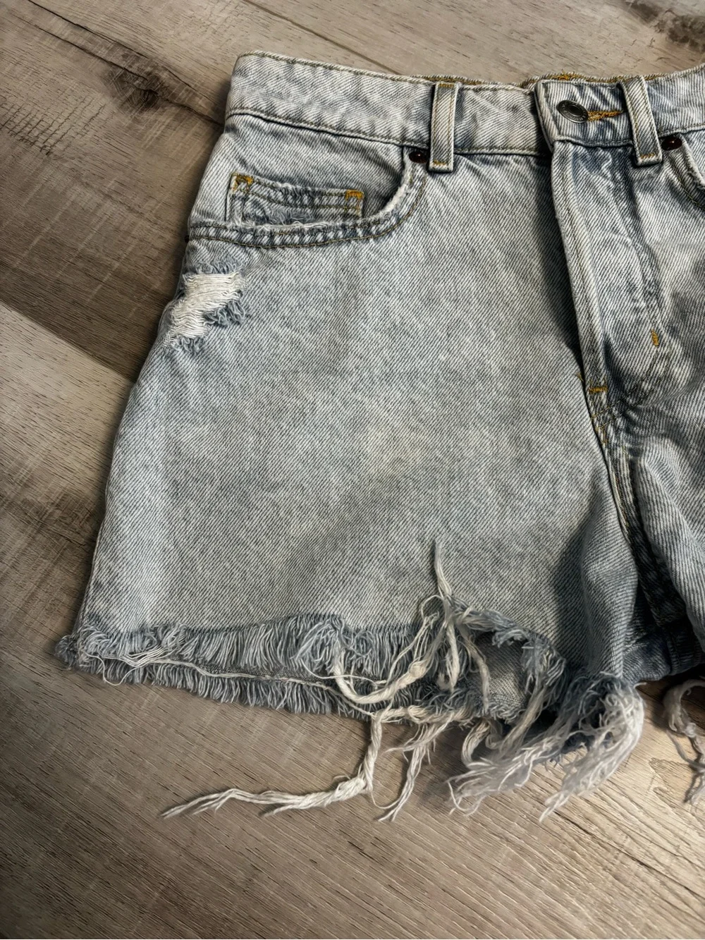 H&M High Rise Distressed Denim Shorts Light Wash Frayed Hem Size 4